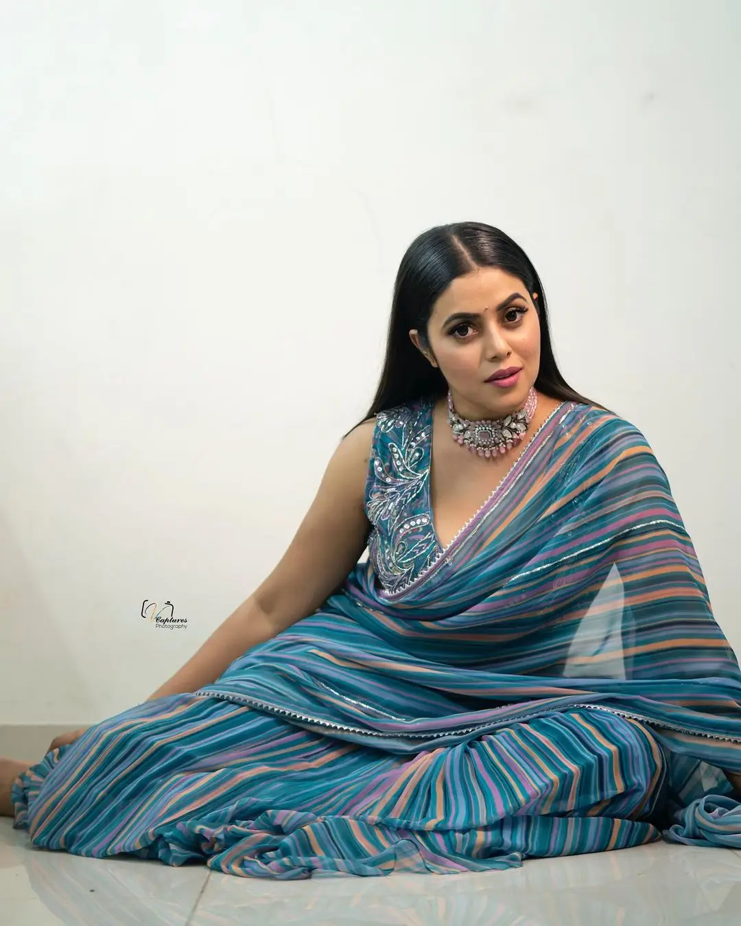 SHAMNA KASIM IN BEAUTIFUL JEWELLERY BLUE SAREE SLEEVELESS BLOUSE 3